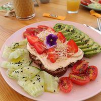 Bread with hummus at Le Carac in Mallorca