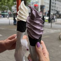 Das violette Eis „Ube“ ist vegan, (links Sorte Vanille, nicht vegan) Karamell-artiger Geschmack, etwas wie Zuckerrüben-sirup, süßlich und reichhaltig.   at Bing Go in Dusseldorf