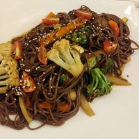 Yakisoba con vegetales at Guelosushi in Liberia