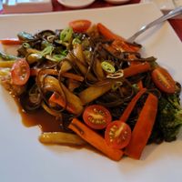 yakisoba con vegetales at Guelosushi in Liberia