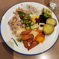 Variety of food from the buffet at Fruitful Food in New Taipei City