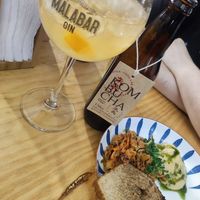 Entrada de hummus, miso y kimchi y trago de gin con kombucha at Mirai Food Lab in Santiago