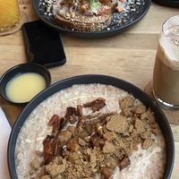 Bratapfel porridge und Avocado Stulle  at VRÜH - All Day Breakfast in Dortmund