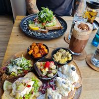 Avocado Slice, Hot Dark Chocolate & Sample Platter at VRÜH - All Day Breakfast in Dortmund