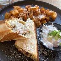 Burritos gefüllt mit Rührei, Hackvleisch & Avocado 🥑   at VRÜH - All Day Breakfast in Dortmund