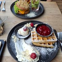 Breakfast burger and raspberry pancakes at VRÜH - All Day Breakfast in Dortmund