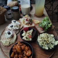 Probierplatte mit (im Uhrzeigersinn) Veta Toast mit Birnen, Avocado Slices auf Urkornbrot, Rührei, Patatas Bravas mir scharfer Siracha Mayo, Pancakes mit Sahne at VRÜH - All Day Breakfast in Dortmund