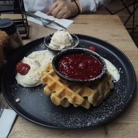 Hot Raspberry Waffeln mit Vanilleeis und Sahne at VRÜH - All Day Breakfast in Dortmund