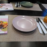 Frühstücksgedeck mit Willkommenssaft at bei FRIDA Café & Catering in Grevenbroich