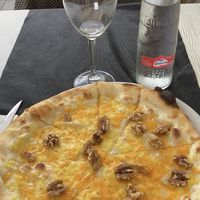 Pedimos dos pizzas: pizza de quesos veganos con sirope de agave y nueces. Muy ricas las dos y el servicio muy bueno, aunque cada pizza nos costó mas o menos 12€ con algo.   at La Terrazza - Pza La Virgen in Valencia