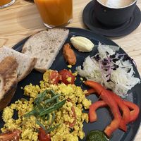 Vegan Breakfast „egg" (Das Gerührte) with almond macchiato and slow juicer juice.  at schnack in Mainz