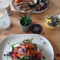 Stelle mit veganem Lachs, extra Portion veganes Rührei at schnack in Mainz
