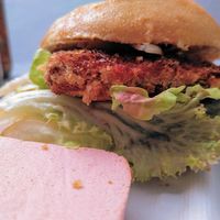 "Schnitzelbrötchen" und "Fleischkäse" at Die Vegane Fleischerei in Dresden