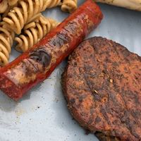 Knoblauchbratwurst und Seitan-Kräutersteak  at Die Vegane Fleischerei in Dresden