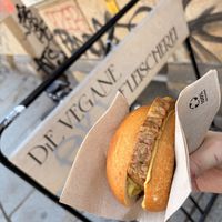 Pizzavleischkäse mit Senf im Brötchen  at Die Vegane Fleischerei in Dresden