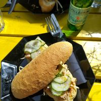 Broodje rendang was super smaakvol at Kopi Soesoe in Rotterdam