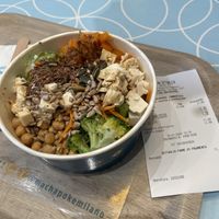 Base quinoa - tofu - ceci - carote - patata americana - broccolo - avocado - semi di lino e di zucca   at Machapokè in Settimo Torinese