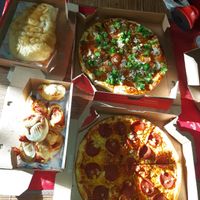 Alles vegan, Pizza las vega und cap Verde, Apple cinnamon bread, Pizza Brötchen mit veg Käse und salami, soweit chilli dip und aioli #Veganuary at Domino's Pizza in Darmstadt