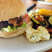 Veg-burger. You can choose from either cooked vegetables (👍🏻), salad or chips (=fries) at Mobys in Plettenberg Bay