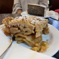 Apfelstreusel (vegan) und Mohntorte (nicht vegan)  at Café Jelinek in Vienna