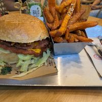 Fridays for Smash Burger (w/o tomatoes) & sweet potato fries at Berliner Babo in Vienna