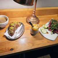 Veganes Pistaziencroissant, Stulle mit Hummus und Rote Bete, Chia Pudding mit Fruchtcreme  at Pano in Aschaffenburg