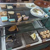 Die blauen Schilder kennzeichnen die veganen Produkte  at V17 in Hannover