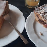 Apfelkuchen mit Zuckerguss und Pflaumenkuchen at Friesen-Café in Nebel