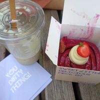 Red velvet and matcha drink at Cinnamood in Berlin