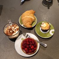 Bicerin vegano, tartelletta ai frutti di bosco, cornetto alla marmellata e mini muffin alla crema #Veganuary at NORA in Turin