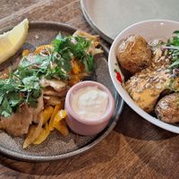 מימין תפוחי אדמה אפויים. פטריות רעמת אריה עם פלפלים משמאל. at Targowa2 in Krakow