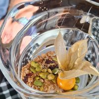 Frozen Yoghurt mit Granola und Pistazien at Starlet Kempten in Kempten