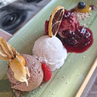 Mouse au Chocolat, Beerenragout und Kokos-Vanille-Eis at Starlet Kempten in Kempten