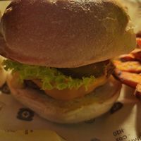 Hamburger classic at Impact Food in Rome
