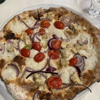 Pizza Orsina con mozzarella veg autoprodotta e Brie autoprodotto. Impasto di quinoa.  at Byron in Bergamo