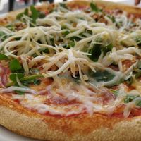 Pizza com queijo de cabra, nozes, mel e rúcula at Cosmos Pizza in Lousa