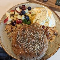 Vegan pancakes with granola, fruit and yoghurt at O'YO - Sint Baafs in Ghent