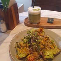Scrambled tofu with avo and a matcha at O'YO - Sint Baafs in Ghent