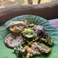 Eine Auswahl von Currys auf Lotusblatt   at Priyamali Gedara in Polonnaruwa