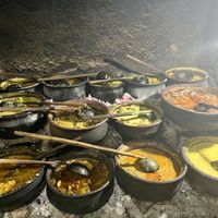 Küche - traditionell in Tontöpfen zubereitet auf Holzkohle   at Priyamali Gedara in Polonnaruwa