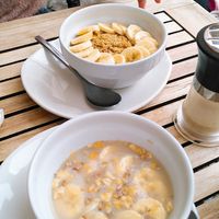 Yogur y leche con muesli at Cuatro Gatos in Bamberg