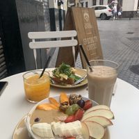Chai Porridge Bowl and Iced Chai Latte  at Ringo Banana  in Sevilla