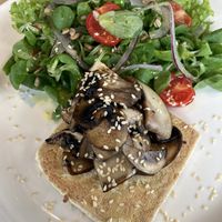 Plat de tofu sans miel, le « lamb lettuce » Est de la mâche 😉  at Restoran Ambar in Slunj