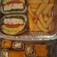 Sushi burguer + papas y sushi champiñón, vegadelphia y palta at BAMBÚ Rolls in Valparaiso