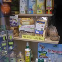 La Corteccia Erboristeria: display window, food and cosmetics at La Corteccia Erboristeria in Riva Del Garda