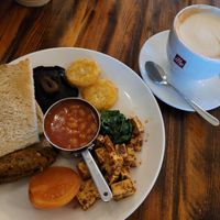 Full plant-based English breakfast at The Mad Bishop & Bear in West London