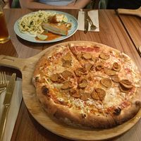 Diavola pizza (👍) and cotoletta (👎) at Giulietta - Pizzeria & Cucina Vegana in Lisbon