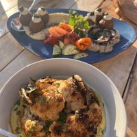 Blumenkohl und Hummus mit Falafel Teller für zwei Personen   at Balagan Ericeira in Ericeira