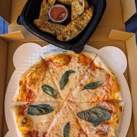Margarita pizza with vegan cheese and garlic toast with marinara. Utilized their online ordering platform for take-out. at Bacio Italiano in Tucson