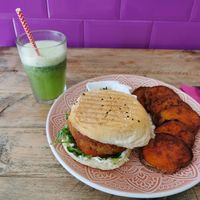 Medalover w. sweet potato and lemonade at Alubia plant power in Mallorca